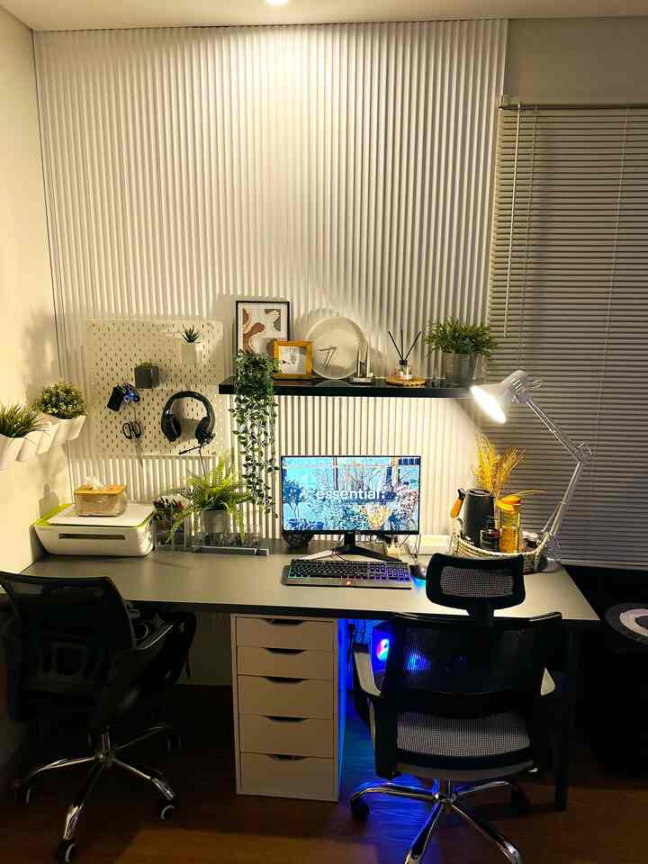 ✨ NIGHT VIBE AT HOME ✨

Lighting merupakan unsur utama yang sangat menunjang ambience night vibes di rumah. Beberapa jenis lighting yang perlu kita perhatikan dalam merencanakan lighting di rumah adalah :

- Accent Lighting (lampu aksen)
- Task Lighting ( pencahayaan khusus)
- General Lighting (pencahayaan umum)

Masing-masing memiliki fungsi dan penempatan sendiri. Selain jenis lighting, warna lampu pun juga sangat berpengaruh terhadap keestetikan suatu ruangan. Lighting dengan warna warm white cenderung memberikan kesan hangat dan homey. 


#lighting #ambience #nightvibes #home #workingspace #rumahminimalis #homesweethome