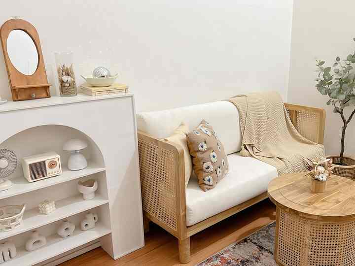 Ruang keluarga 
Masih tetap dengan tone white & woody sesuai dengan tema rumah kami,dilengkapi dengan furniture kayu jati mix rotan
Ini ruangan favorit keluaga biasanya kita nobar disini🤍

#livingroom  #japandistyle  #furniturantik #kayujati #furniturinterior #furniturjati #homedesign #homedecor #vas #ruangankecil #homedecor #ohousebriahouse18 #briahouse18