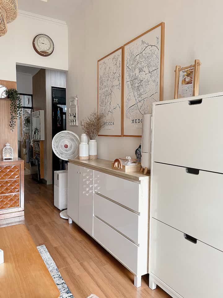 Entry Way

Living Room ini memiliki ciri khas tersendiri karena terdapat Walldecor berbentuk poster Mecca Medina berukuran raksasa (60 x 100 cm) dan terletak di area entry way berhadapan dengan sofa. 

Karena sebagian besar furniture diruangan ini dibeli di toko furniture dan bukan melalui market place sehingga tidak banyak rumah yang juga menggunakannya. Jadi bisa dikatakan ruang tamu ini memang berbeda dengan ruang tamu kebanyakan dan menjadi identitas/ciri khas sendiri bagi follower yang melihatnya. 

#ruangtamu #posterdinding #idedekorasiruangtamu #ruangtamuaestetik #entryway 
