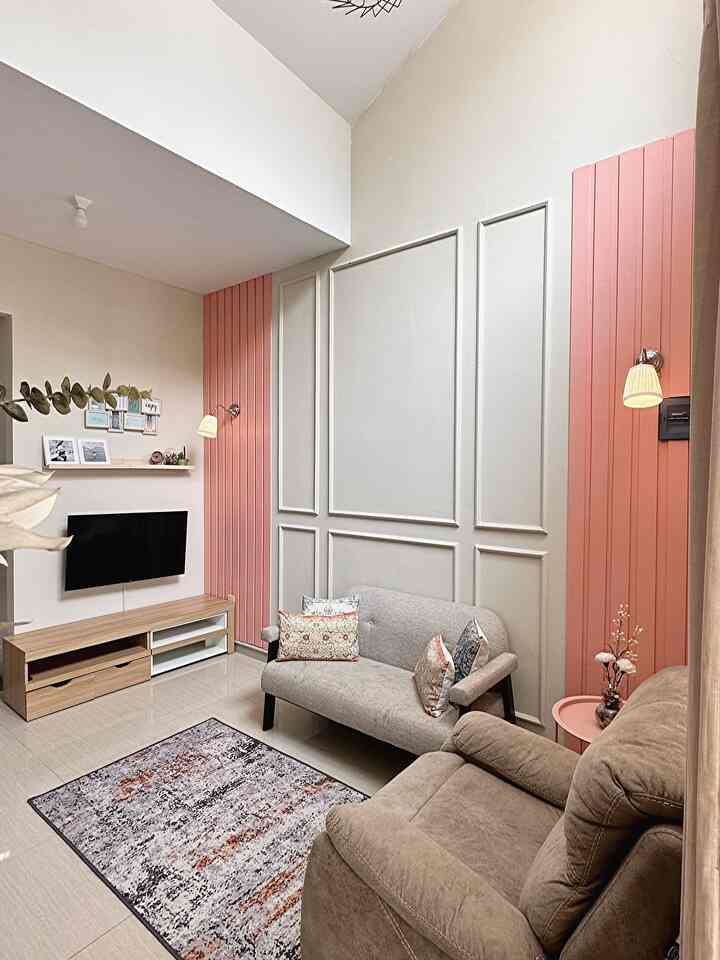 ✨Ruang Tamu ukuran 4x3 m dengan tema shabby minimalis 
Hai semuanya ^.^ 

Rumah aku ini campuran konsep rumah shabby, japandi minimalis..

Dominan warna-warna kayu & putih lalu sedikit aku kasih sentuhan warna warna pastel untuk mempercantik.. 

Untuk mencapai konsep shabby sendiri dengan menggunakan warna-warna pastel di area wallbatten & meja..

Lalu untuk wallmoulding, meja tv, sofa, lantai granit menggunakan warna netral yaitu cream

Aku memilih konsep shabby dengan warna-warna pastel karna rumah aku ini dominan wood & white. Jadi aku mau buat ruang tamu tetap bisa terlihat menonjol tapi warnanya tetap eye catching.. 

#japandi #shabby #minimalist #homedecorinspo #roomdecorinspo #aesthetichomedecor #rumahdeveloper #tanggerang #rumahmungil #livewithkids

