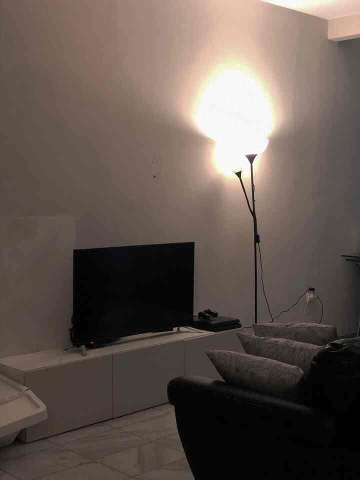 Ruang tengah di malam hari. 

Kalau malam, seluruh lampu di common area khisaku aku matiin, dan hanya bergantung pada 1 standing lamp ini. Tapi cukup oke kan cahayanya?🤭


#livingroom #ruangtamu #ruangkeluarga #commonarea #nightvibe #nightlight #inikhisaku #monochrome