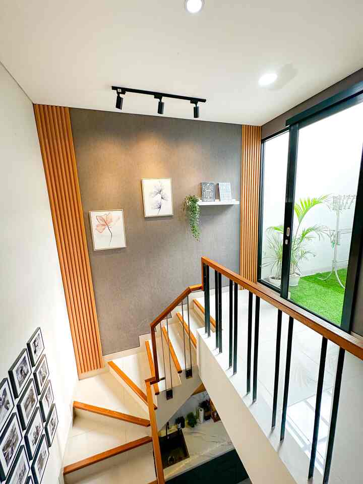 One of my favourite spot!!! 
Kenapa suka dengan area ini, karena unsur kayu yang ada di area ini lumayan banyak, yang bisa menambah kesan hangat dan estetik

#tanggarumah #tanggaminimalis #rumahminimalis #woodpanel #walldecor