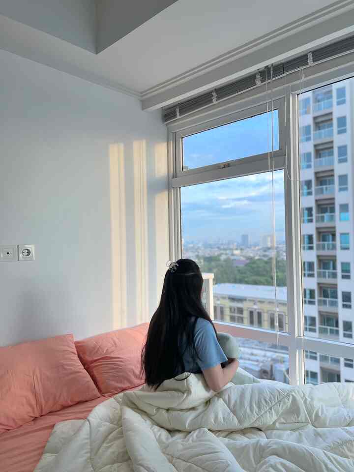Suasana di kamar apartemen mungil yang belum pernah dipublish sebelumnya 🏙️ Kamar ini menggunakan konsep Korean Aesthetic dengan referensi apartemen-apartemen Korea di Pinterest yang furniturenya serba putih dan minimalis ✨ #koreanaesthetic #koreanbedroom #selfinterior #apartment #minimalist