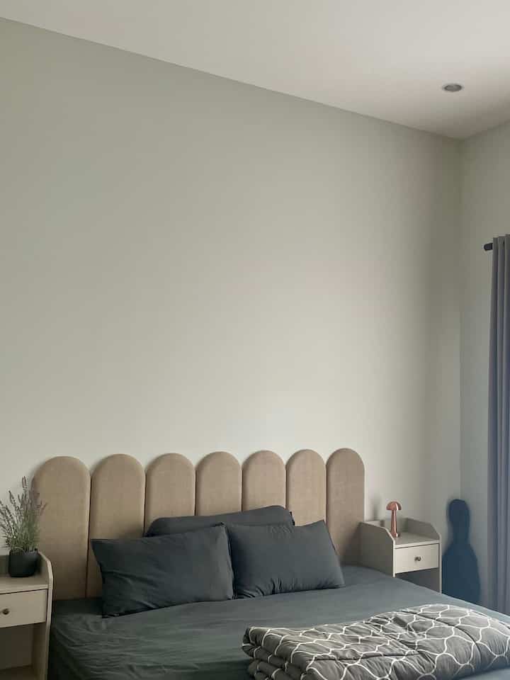 master bedroom nya gigghaus yg alhamdulillah pelan2 terisi 🫶🏼 karena kamar ini cukup besar kami menggunakan jendela yg juga cukup besar untuk memaksimalkan pencahayaan, dan juga menggunakan ukuran kasur 200x200 untuk mengisi bagian yg agak lebar dengan headboard melengkung cocok dengan tema rumah ✨ 

di ujung kamar ada mini walking closet untuk lemari pakaian dan arah menuju kamar mandi utama. sehingga kamar terasa lebih lapang karna lemari pakaian di pisah ✨

#mydreamhouse
#bighouseinspo
#rumahbesar
#inspirasikamar
#kamarutama
#bekasi