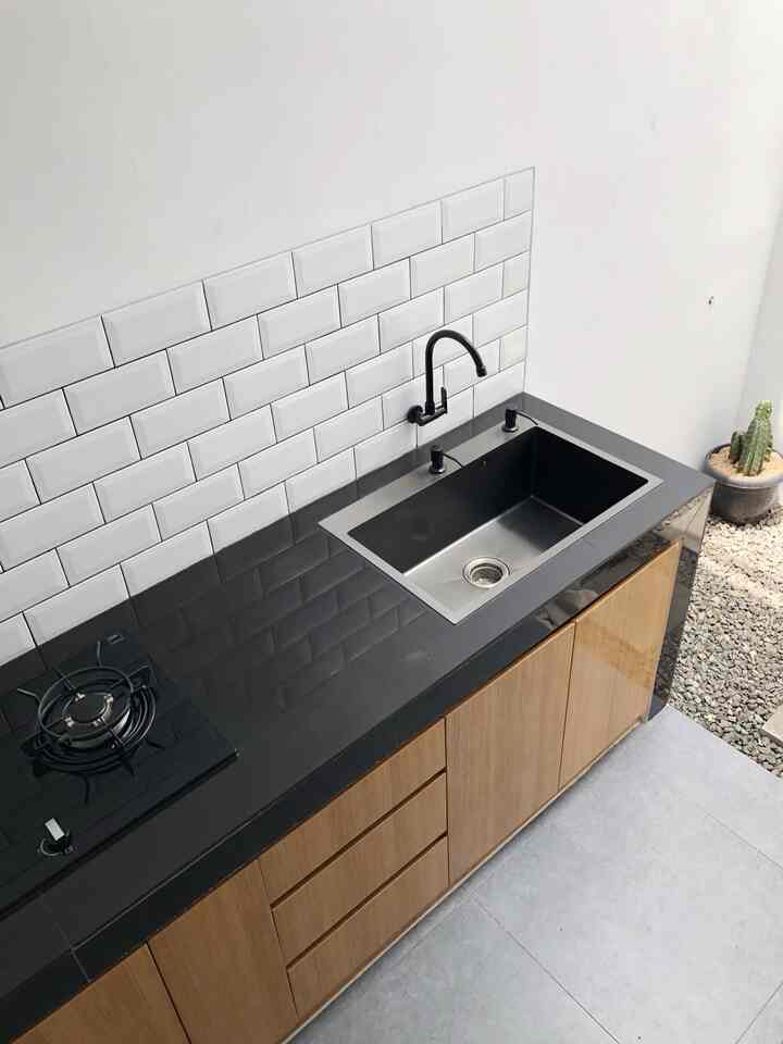 Dapur dengan low budget hanya custom kabinet bawah dan memilih kitchen appliances tidak terlalu banyak sehingga dapur terlihat clean dan menghemat budget. Jadi membuat dapur estetik tidak harus mahal dan banyak kitchen appliances✨

#LowBudgetKitchen #LowBudgetKitchenMakeOver #LowBudgetKitchenInspiration #KitchenIdea #MonochromeKitchen