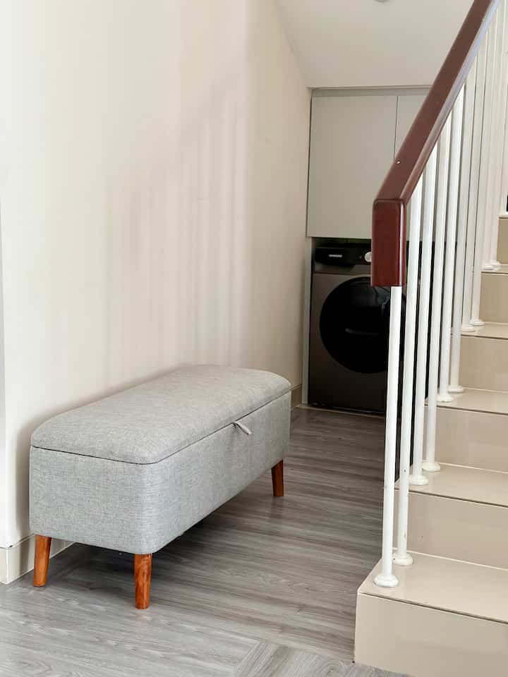 Karena area bawah tangganya lumayan kebuang banget menurutku soalnya posisinya nge L. Daripada ada space yang ga kepake mending buat mini gudang sama laundry room 
Oiya ini ternyata dinding temboknya miring, jadi cabinetnya keliat miring 😄

#laundryroom #cabinetbawahtangga #semarang #rumahdeveloper #rumahminimalist