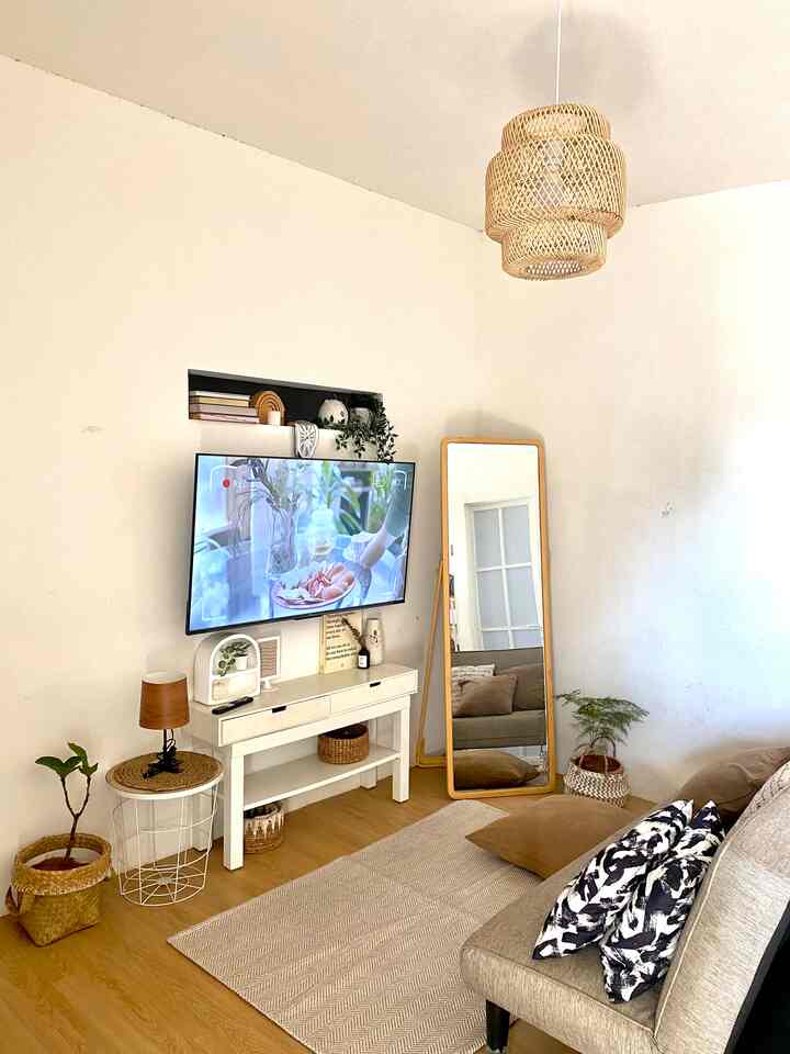 Rumah mungil ini harus multifungsi buat keluarga kami ruangan ini bisa untuk menerima tamu juga bisa dijadikan extra bed jika bosan tidur dikamar , setiap hari kami menghabiskan banyak waktu bahagia disini semoga kelak ruangan ini selalu memberi kenangan manis 🤍

#myhomejourney #ceritarumahku #myfavoriteroom
#koreanminimalis #homey #rumahmungil #livewithkids #idedekorasiruangtamu #ruangtamukecil 