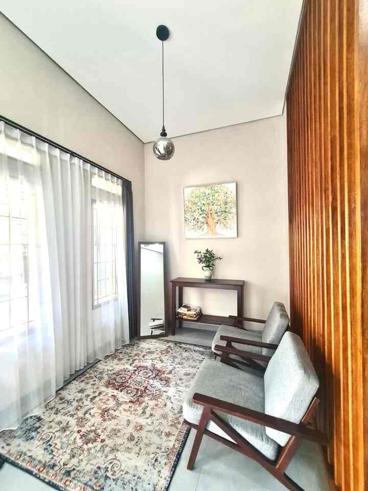 Ruangan Estetik yang paling menarik di Rumah Latte adalah ruang tamu. Kami memilih ruangan ini sebagai ruangan yang paling estetik karena setiap pemilihan dekorasi warna sangat kami perhatikan untuk menciptakan ruang tamu yang nyaman dilihat dan ditempati. Aksen kayu mendominasi diruang ini kami pilih agar menciptakan ruang tamu yg hangat untuk para kerabat yg berkunjung. Konsep klasik dipilih agar ruangan ini terlihat lebih sederhana namun tetap estetik. Kami menyukai ruangan ini krn furniture yg kami pilih senada sehingga nyaman dilihat.
#aestheticroom #aesthetichomedocor #homestyling #rumahtamu #ruangtamuestetik #ideruangtamu #ruangtamuklasik #ruangtamumodern