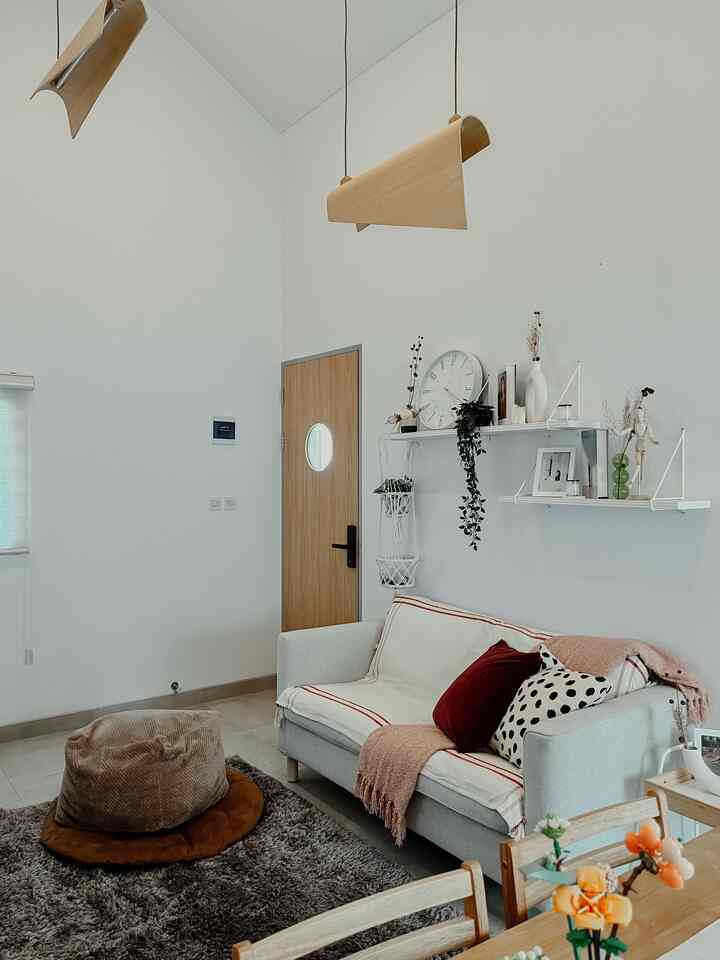 Part 3 - Living & Dining Room🏠🍛

Living & Dining Room di rumah ini menerapkan konsep open space dengan ceiling yang tinggi dan mengikuti bentuk atap pelana untuk memaksimalkan sirkulasi udara serta memberi kesan lega pada ruangan.

Pemilihan furnitur dengan tone warna putih-abuabu dan elemen kayu menyesuaikan tema scandinavian yang diusung dalam rumah ini.

Dimensi furnitur juga disesuaikan dengan luas ruangan agar proporsional, fungsional dan dapat mewadahi aktivitas dengan nyaman.

Pada ruangan ini, lampu gantung menjadi elemen dekorasi utama untuk mempercantik ceiling yang tinggi✨

#livingroom #diningroom #tinyhouse #livingroomdesign #livingroomidea #inspirasirumahminimalis
