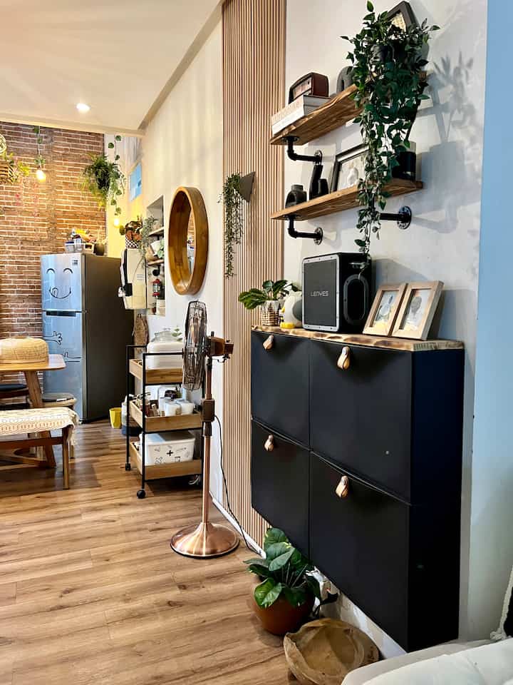 Salah satu cara aku mendekor ruangan di rumah adalah berburu semua yg berbau vintage, dengan memasukkannya di wishlist, sabar menabung hingga mendapatkan barangnya, krn kadang barang2 atau pernak pernik yg aku incer cukup mahal harganya buatku. Speaker vintage, troli dan kipas angin vintage, hahaha semua barang2 yg aku dapetin dengan menabung dulu untuk bisa masuk ke rumah lawas ini 😅
.
Moga menginspirasi ya 🥰
.
#livingroom #vintagehome #vintagetools #vintagespeaker #vintagefan #vintagetroli 
#kitchentroli
