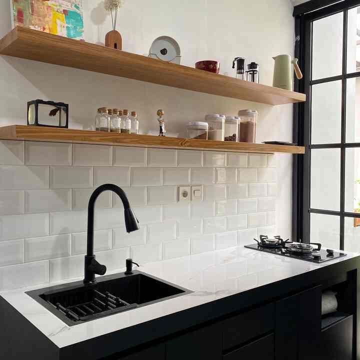 Rumah di lahan yang sangat terbatas, membuat kami harus bisa membagi ruangan sebaik mungkin. Termasuk memutuskan memiliki dapur segaris yang ukurannya tidak sampai dua meter. Oleh karena itu, dalam pemilihan sink, kompor dan barang lainnya harus tetap dipikirkan agar fungsional tetap bisa dimaksimalkan 😍

#rumahmungil #tinyspace #nevertosmall #tinyhouse #dapursegaris #kitchen #dapurkecil #dapurmungil #sinkhitam #komporkecil #dapurminimalis #dapurestetik #kitchenset
