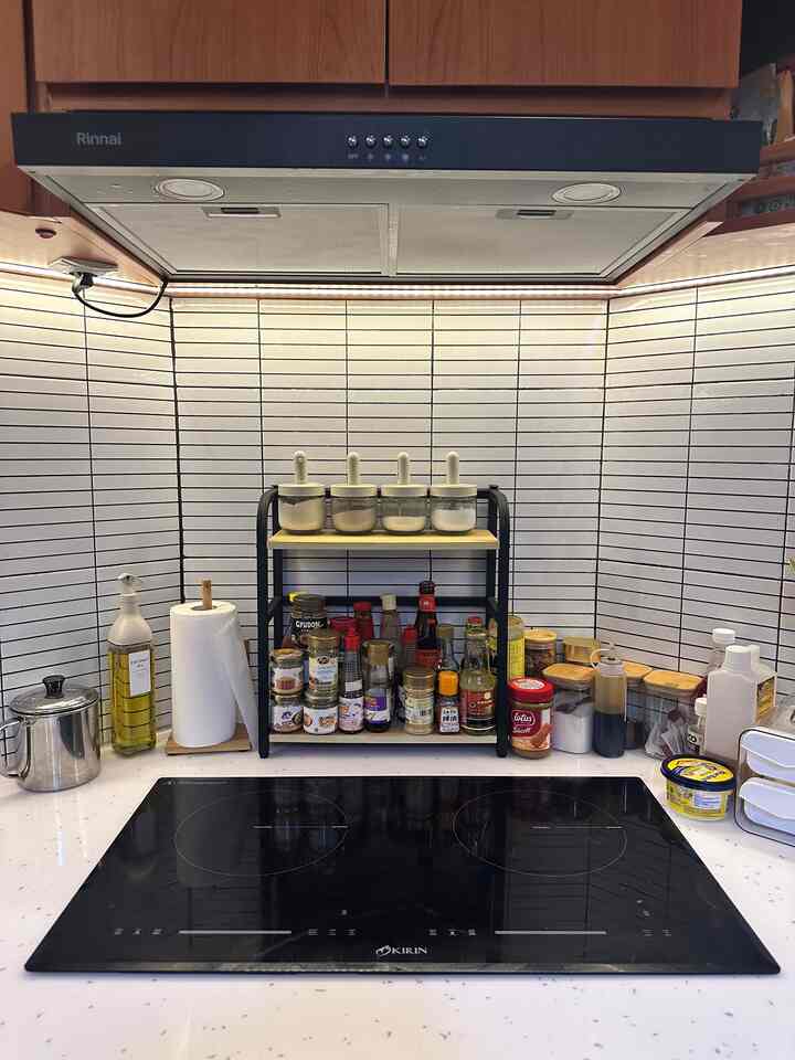 Penampakan kitchennya Casadelusan kalo malem hari nih geng…
Sedikit cerita, kami baru aja ganti kompor dari merk lain.. karena kompornya rusak dan ternyataaaaa kami baru tau kalo di semarang ngga ada service centernya:(((
Udah coba panggil tukang service, udah beli sparepart ini itu ehhh taunya ga bisa juga huhuhu keluar duit lumayan juga padahal. Akhirnya kami mutusin buat beli kompor aja dehhh… karena kompor yang kemarin itu cuma bisa satu tungku ajaaa jadi aku ga bisa masak sat set dan buru buru wkwkwkk
Nah emang settingannya kan top tablenya untuk kompor yang kemarin itu udah pas banget, berhubung ini pakai kompor baru jadi ukurannya agak ga sesuai. Kompornya ga bisa datar sama top tablenya, nongol dikit siii tapi gatel aja HAHAHAHAAA tapi tetap bersyukur karena udah bisa masak satset lagi (yeayyyy!!!)
Kalo kalian team kompor gas apa listrik geng? Kasih tau di komen dooongg, thankyouuuuu🫶🏻🫶🏻🫶🏻

#lowbudgetkitchen #lowbudgetkitchenmakeover #lowbudgetkitcheninspiration #homedecorinspo #rumahmungil #rumahmodern #scandinavian #japandi #livewithbaby #semarang 