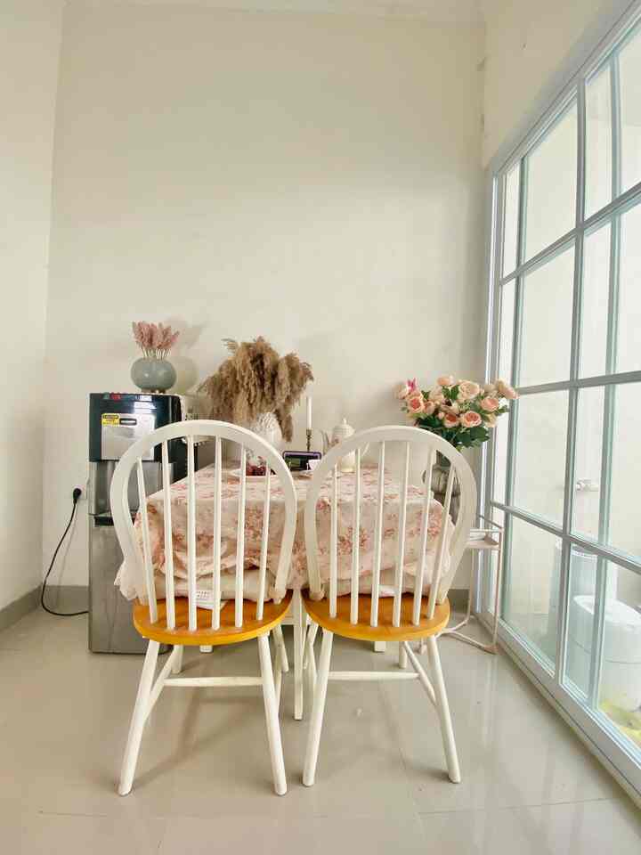hai tetangga online, 
penampakan meja makan di rumahku yg pasti sudah ga asing hehehe karena kami di rmh hanya tinggal berdua jadi hanya ada 2’kursi saja dan aki dan suami jarang menerima tamu di rumah. Sebagian besar aku dapat barang2 dari online Livien furniture pd kursi makan, informa pada dekorasi, dan selebihnya di shopee. Jujur aku tuh pengen disetiap ruangan di rumah ada sentuhan shabby chic nya yg untungnya suamiku ga komplain justru malah dukung yg penting istrinya happy katanya hehehehe 




#diningroomdecor #diningroomidea #diningroominspiration