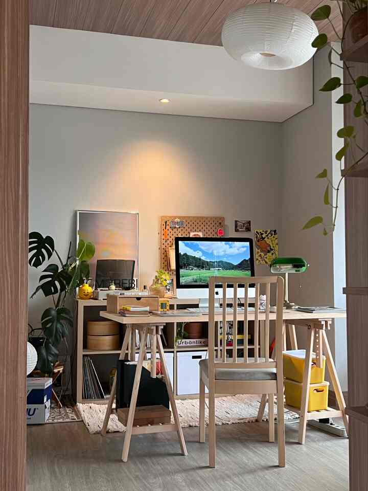 Add some colored details in the work area, to make it more lively 🌿✨ #officehome #dekorasi #apartement #smalldecoration