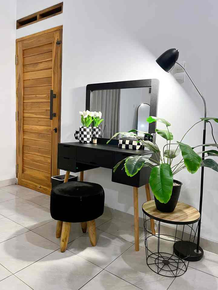 Style Bumi Gerrd lebih ke monochrome minimalist. Barang dekoratif yang kami gunakan disini stand lamp, tanaman artificial, meja toby, tempat tissue dan celengan kucing gemes.

Kami selalu memilih benda yang sifatnya fungsional stand lamp yang bisa di jadikan pencahayaan lebih saat akan make up pada malam hari. Tempat tissue yang tal hanya estetik juga tentu punya fungsi sendiri. Serta celengan yang tak hanya jadi pajangan dekorasi tapi berfungsi sebaai tempat simpan uang. Perpaduan warna hitam putih dan sentuhan kayu selalu jadi icon d rumah ini. 

Hampir semua dekorasi d rumah ini kami dapatkan di e-commers. Karna menurut kami belanja online itu lebih mudah dan hemat waktu serta tak perlu repot untuk membawa barang karna sudah d antar sampai depan rumah. 

Untuk budgeting yang keluarkan disini kurang lebih sekitar 2 jutaan saja sudah termasuk dengan meja rias. Silahkan tap link ya untuk infomasi harga lebih jelasnya hehe. Semoga bisa menjadi ispirasi.

#bumigerrd #decorativeitems #homestyling #roomstyling  #homedecor #roomdecor #minimalist #monochrome #mejarias 