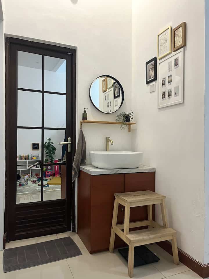 Goodnight tetangga online😴 semangat hari Senin besoook💪🏼 kita tutup hari minggu depan beres2 mainan anak dulu yuk sebelum mamak ini tidur 🙈 (keliatan kan dari cermin yg ada di pintu kamar mandi)

#smallhouse #rumahcluster #bandungtimur #livingwithkids #bathroominspo #japandi #minimalist #rumahmungil #terrahauz_ 