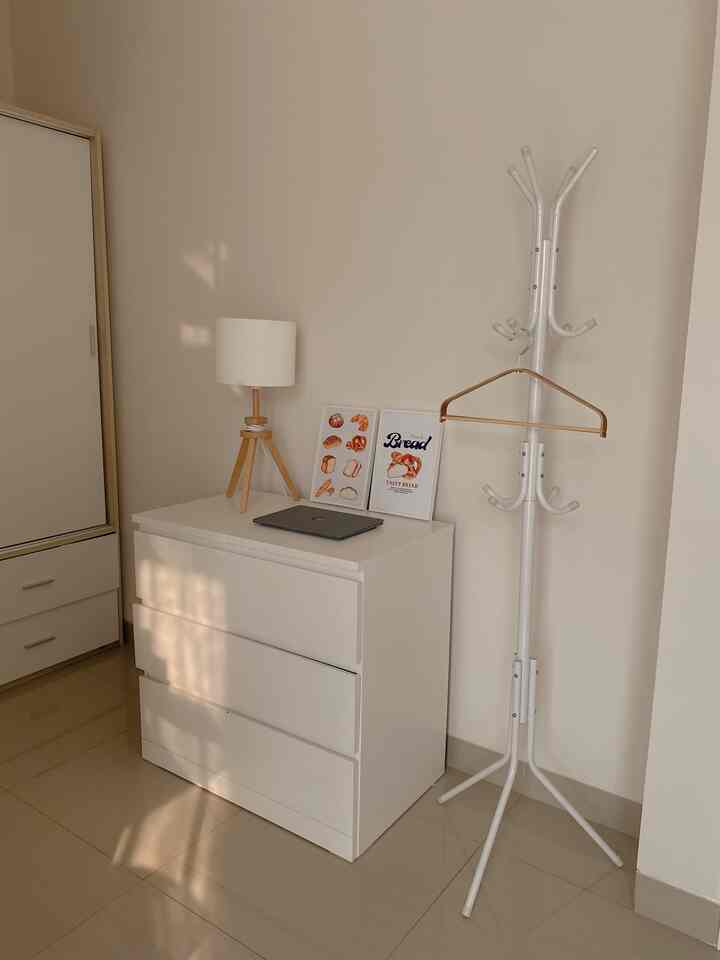 sudut kamar 🚪

ini 3 barang yang aku beli di ikea, kepake banget dirumah.

• kabinet malm, sangat kokoh meski sudah dipanjat sama toddler 🤭

• lampu meja, membuat suasana lebih warm & estetik

• skubb, membuat pakaian lebih rapi. 

#lemari 
#lemarilaciikea 
#lampumeja 
#kotakpenyimpanan 
#ruangganti 