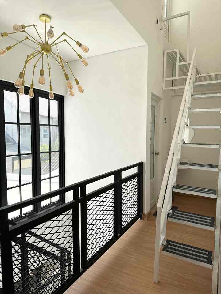 Tangga lipat ini kami pesan dari tukang las, ketika dilipat area koridor ini akan terasa lebih luas dan di bagian dinding terlihat seperti wall art✨
#rumahtanpaarsitek #selfinterior #DIY #japandi #minimalis #warm   