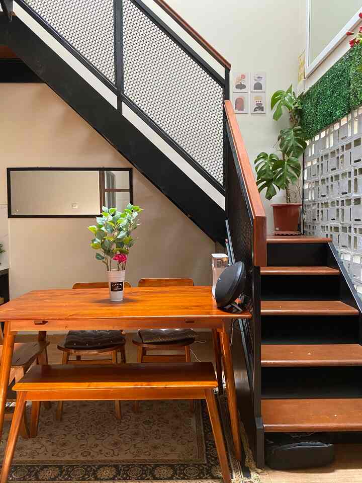 Ruangan Makan Bertemakan Industrial Japandi

Ruangan makan  ini mengusung konsep industrial japandi
Yaitu memakai meja makan terbuat dari full kayu jati belanda
Dan juga warnanya di samakan dengan warna kayu tangga, selain itu di pasangkan karpet berwarna hitam coklat agar selaras dengan railing tangga dan meja makan


Ruang makan atau meja mekan ini salah satu  tempat favorit keluarga untuk berkumpul
Makan sambil ngobrol, bercerita dengan suami dan anak anak

Kenapa di meja makan ada speaker dan kipas angin portable, karena paksu senang banget ketika WFH di ruangan ini, supaya wfh tidak bosan bisa sambil mendengarkan lagu favorit di bluetooth ke speaker dan juga supaya tidak kegerahan dipasangkan juga kipas angin mini 
Alhasil wfhpun  jadi menyenangkan ☺️

#japandi
#industrialjapandi
#mejamakankayu 
#karpetturkey
#speakerportable
#ruangmakan
#decorlowbudget
#bsd
#rumahdeveloper
#rumahcluster