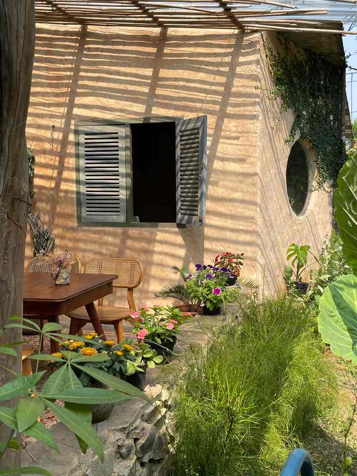 Hi! Let's play in the heart of my house, namely the dining room and also the gathering room! The reason why this room is the soul of this house is because all the resources are here, there is food to start and encourage all the residents, there is the right amount of sunlight to shine in the morning but shade in the afternoon. There is a garden view that always makes you in a good mood, and lots of beautiful and fragrant flowers. It's really delicious isn't it hehe

#myhomejourney #ceritarumahku #myfavouriteroom #rumahwowi #morroconhouse #mediteranian #aesthetichome
