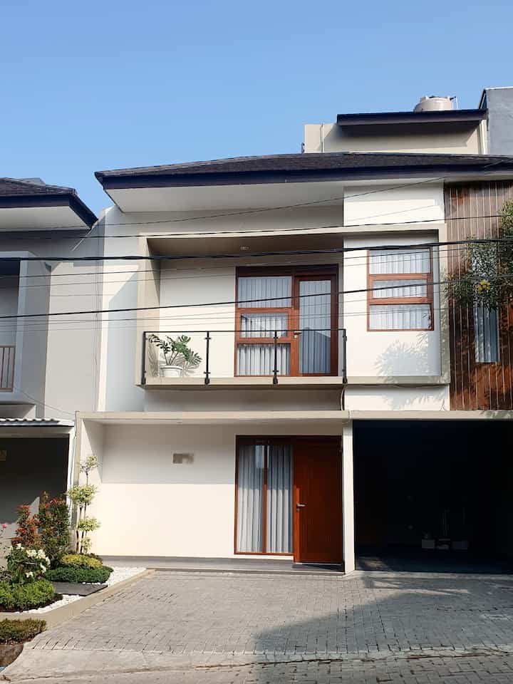 Tema fasad minimalist yang sebenarnya masih belum selesai konsepnya. Memilih tema itu karena disesuaikan dengan konsep rumah kami modern minimalist. Tidak terlalu banyak item dekoratif di area ini. Hanya ada taman kecil untuk penghijauan dan estetika. 
#DesignFasad
#IdeFasad
#InspirasiFasad
#minimalist
#modern 