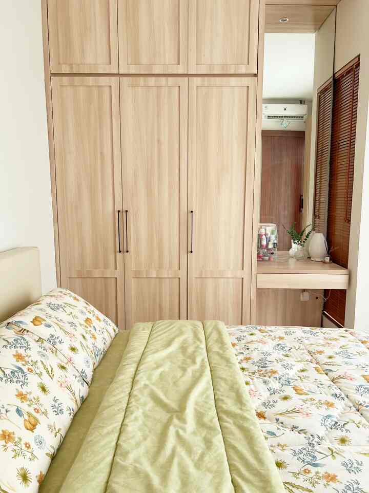 Salah satu ruangan favorite di rumah adalah master bedroom.. Di buat senyaman mungkin karena kita menghabiskan banyak waktu beristrirahat disini.. Ngisi furniture nya pun perlahan.. Karena kamarnya ga terlalu besar kita buat lemari custom dengan warna yang warm biar ga keliatan sempit, di sudut ruangan kita pakai wooden blind jadi klo pagi sinar matahari bisa masuk sedikit dari celahnya.. Yang paling penting dari ruangan favorit ini adalah oemilihan bedset, kita pilih 2 motif biar ga bosen liatnya dan yang penting dengan bahan yang nyaman di pakai.. #MyFavoriteRoom #MyHouseStory #MyFavoriteItem