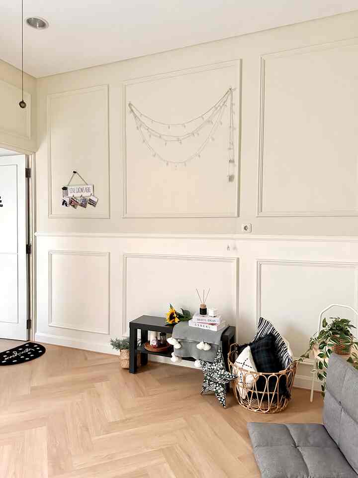 Ruangan terbuka di lantai 2, ditambahkan kursi lesehan untuk area afternoon tea cantik atau bersantai sambil baca buku #livingroom #americanclassic #22m2 #rumakoes #ikea #idedekorasi 