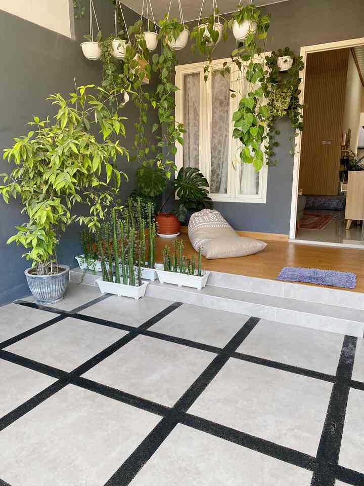 🍃 Spot mungil di rumah yaitu teras berukuran 2,5 meterx1,5 meter. Sengaja kami kasih bunga gantung disini karena rumah kami menghadap barat dan saat sore hari area ini lumayan panas. 


#terasrumah #teras #rumahidaman #rumahminimalis #scandavian #inspirasiteras #homedecor #designterasrumah