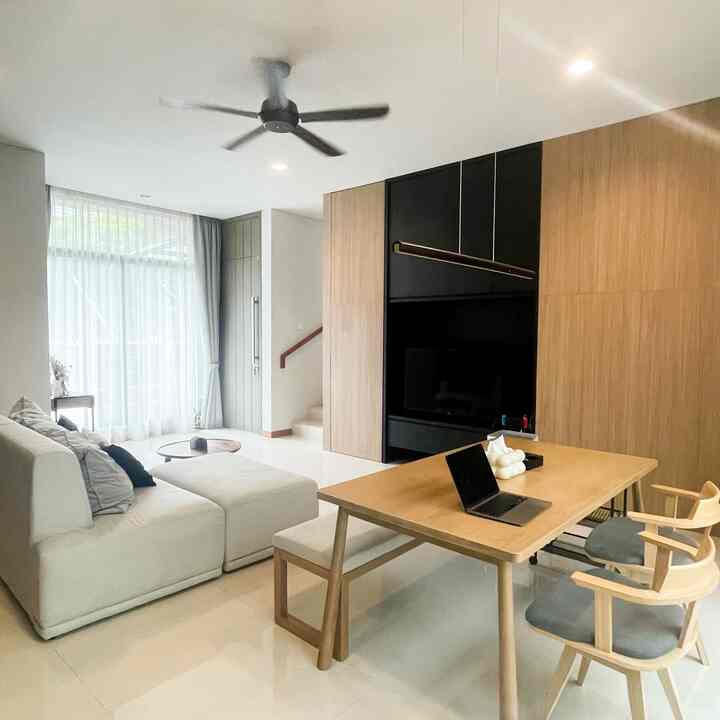 #DaYsHome punya style japandi dimana kami mengkombinasikan warna kayu, hitam, abu dan putih. Fokus utama dekorasi rumah kami kebanyakan barang-barang simple dan juga barang sehari-hari yang bentuknya unik seperti tempat tissue. Kami kebanyakan beli barang dekorasi online melalui ecommerce dan dipilih berdasarkan warna dan bentuk yang cocok. Budgetnya rata-rata sekitar 50-300rb. So far cukup affordable ya. #decorativeitems #homestyling #roomstyling #homedecor #roomdecor #rumahcluster #BSD