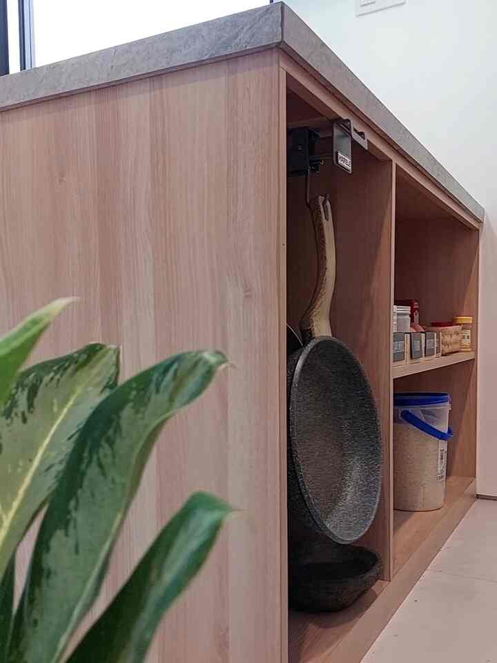 Kitchen island ini memiliki lebar 135cm dan kedalaman meja 60.

Area ini sering aku manfaatkan untuk memproses makanan terutama untuk baking. Luasnya cukup untuk meletakkan beberapa loyang dan alas baking.

Sementara dibagian bawah meja terdapat rak  penyimpanan terbuka yang dapat dimanfaatkan.

#kitchenisland #minimaliskitchen #kitchenidea #kitchenislandidea #kitcheninspiration #simplekitchen