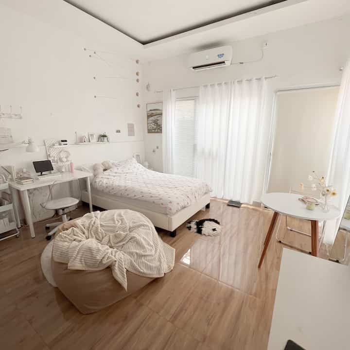 Sejak ruangan ini dibangun, sudut inilah yang menjadi identitas ruangan ini..
karena dari jendela sebelah kasur ini ada
kolam ikan yang selalu mencuri perhatian.
Dan di pagi hari, terang
terpantul dari jendela ini, membuat ruangan terlihat hangat.

#myhomejourney #ceritarumahku #myfavoriteroom
