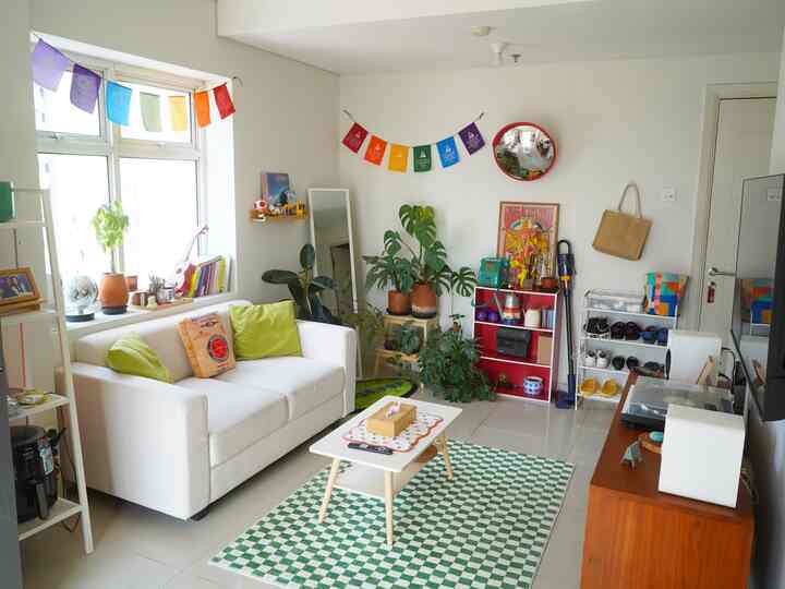 Hai, kenalin salah satu ruangan favorit di #casadecipop 🔆

Awal mula pindah ke sini belum mau style seperti apa living room ini. Dimulai dari pembelian sofa, lemari kabinet, meja kecil dan barang-barang dari tempat tinggal dulu. Setelah dijadikan 1, ternyata ruangan ini penuh dengan warna-warni dan keasrian tanaman karena dari dulu aku suka colorful things 🍃 

Elemen dekorasi di ruangan ini aku tambahkan standing mirror, lalu bola disko di dekat jendela, dekorasi telpon jadul dan convex mirror yang dijadikan spot foto juga di sini 😊

Banyaknya sinar matahari yang masuk membuat aku merasa nyaman di ruangan ini & mendapatkan energi baik 🌞🌻

#casadecipop #colorful #apartemen #jakarta #sololivingjourney #livingalone #homedecorinspo #aesthetichomedecor 