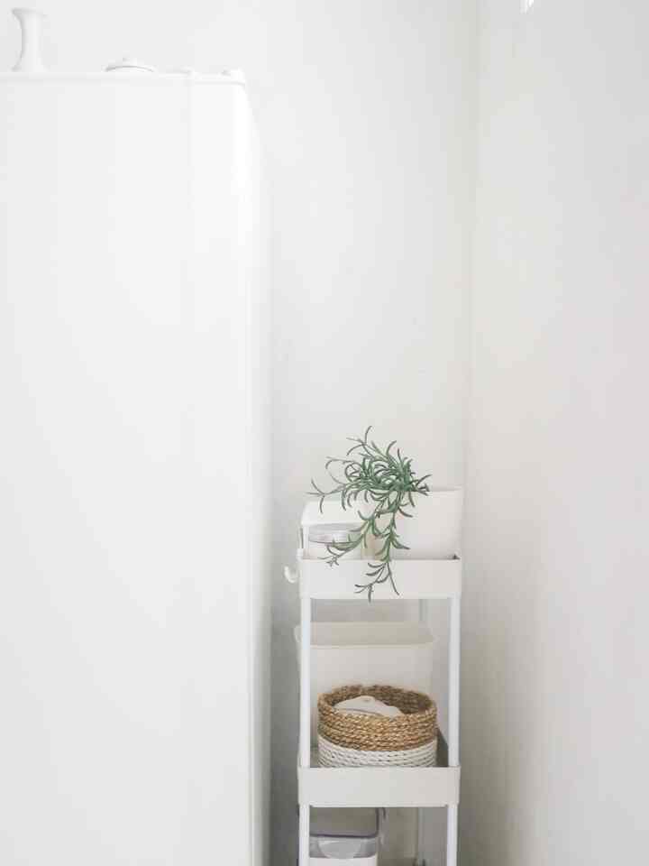 Memanfaatkan salah satu space kosong dengan menempatkan rak dapur beroda. Beberapa keperluan dapur bisa disimpan disini, seperti lap, botol refill sabun2 dll. 

#rakdapur
#minimalist
#japandi
#rumahlama
#decorlowbudget