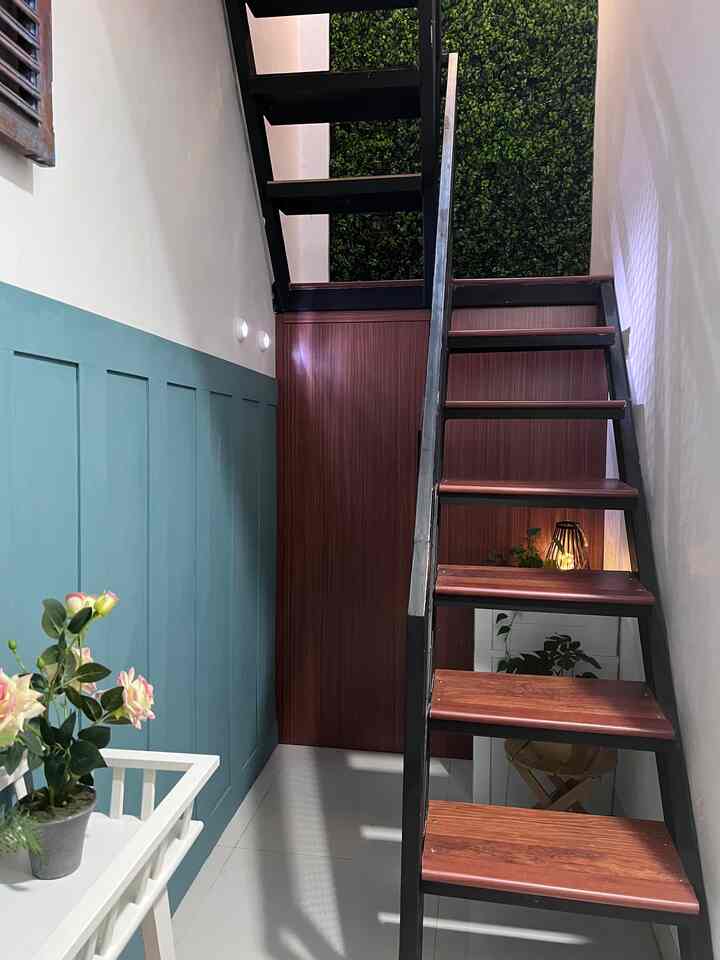 Area bawah tangga menuju rooftop di rumahku, aku fungsikan sebagai gudang kecil dengan membuat storage custom berbahan multipleks dan finishing HPL. Didepan lemari custom ini, aku tempatkan beberapa laci juga sebagai storage tambahan. 

#tangga #areatangga #omahekis #omahe_kis #rumahindustrial #gayarumah #gayaindustrial #bawahtangga