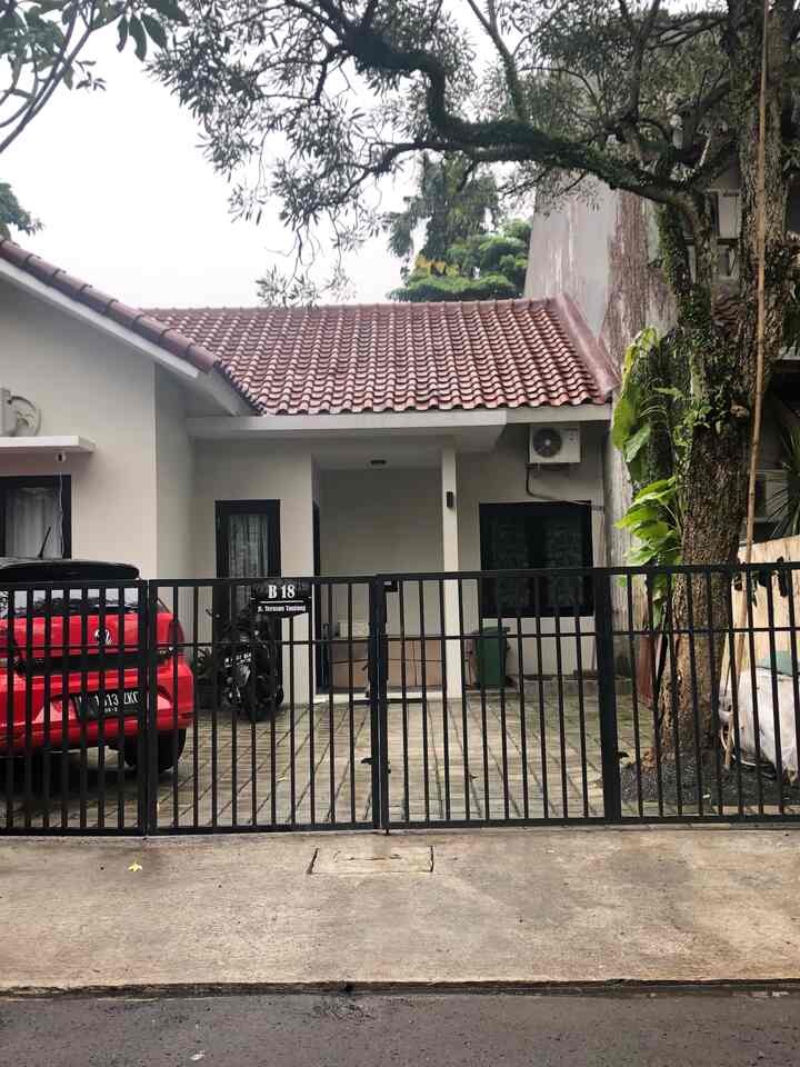 Throwbackkk foto fasad khisaku💕

Ini foto udah lamaaa bgt ada di galeri, sekarang kalo disuruh foto fasad jujur gabisa karena ketutupan sama barang2 bekas usaha mertua yang gatau mau dikemanain🥲 jujur kangen sih liat tampak depan rumah se bersih ini. 
Waktu renovasi, fasad ini adalah salah satu yang aku design sendiri dan request ke arsiteknya. Aku suka banget sama model pintu depan yang “ngumpet” karena kebetulan langsung berhadapan dengan jalanan umum. Aku juga mencoba buat design muka rumahku se simple mungkin karena aku ga terlalu suka sama modelan yang keliatan “ribet” 

Kalau tetangga khisaku gimanaa? 

#DesignFasad
#IdeFasad
#InspirasiFasad
#DekorasiFasad
#RumahMinimalis