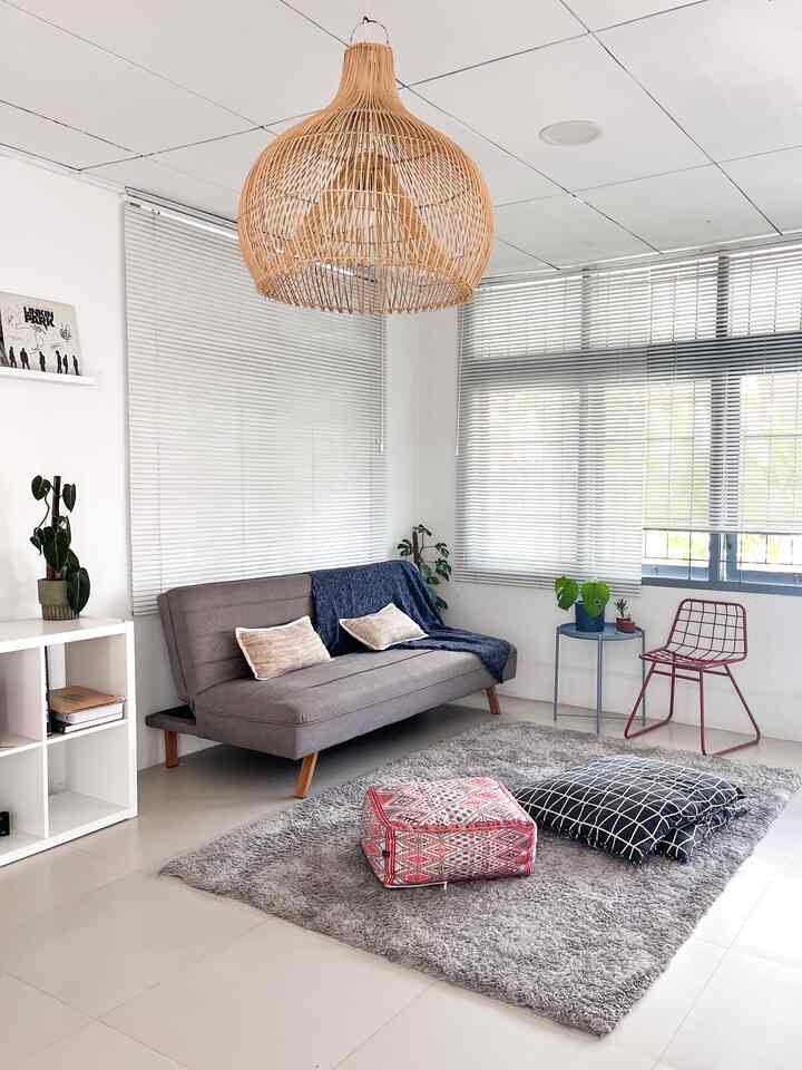 Living room area versi aku.

Paling seneng kalo udah bahas living room. Karena ruangan ini tuh paling luas di rumah ini. Kira” luasnya 7m x 4m an.
Jadi seneng banget ubah” layout ruangan ini.
Biar terasa luas terus, kita memilih barang” yang lebih multifungsi. 

#inspirasihome #homeinspiration #rumahantik #rumahsecond #rumahbaru #dekorasiruangtamu #ruangtamu 