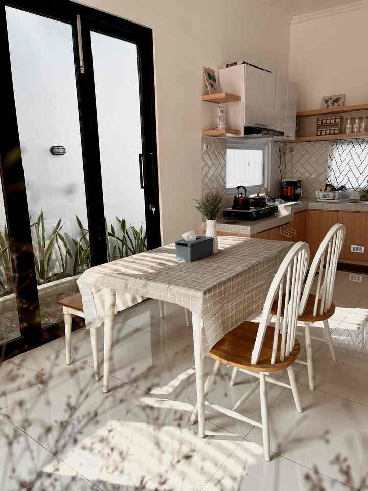 Ruang Makan menyatu dengan dapur dan living room
Pemilihan warna meja makan dan kitchen set disenadakan krn dalam satu area sehingga terlihat rapi
#ruangmakan #diningroom #openspace #openplanhouse #ruangmakandandapur #japandi #dekorasiruangmakan