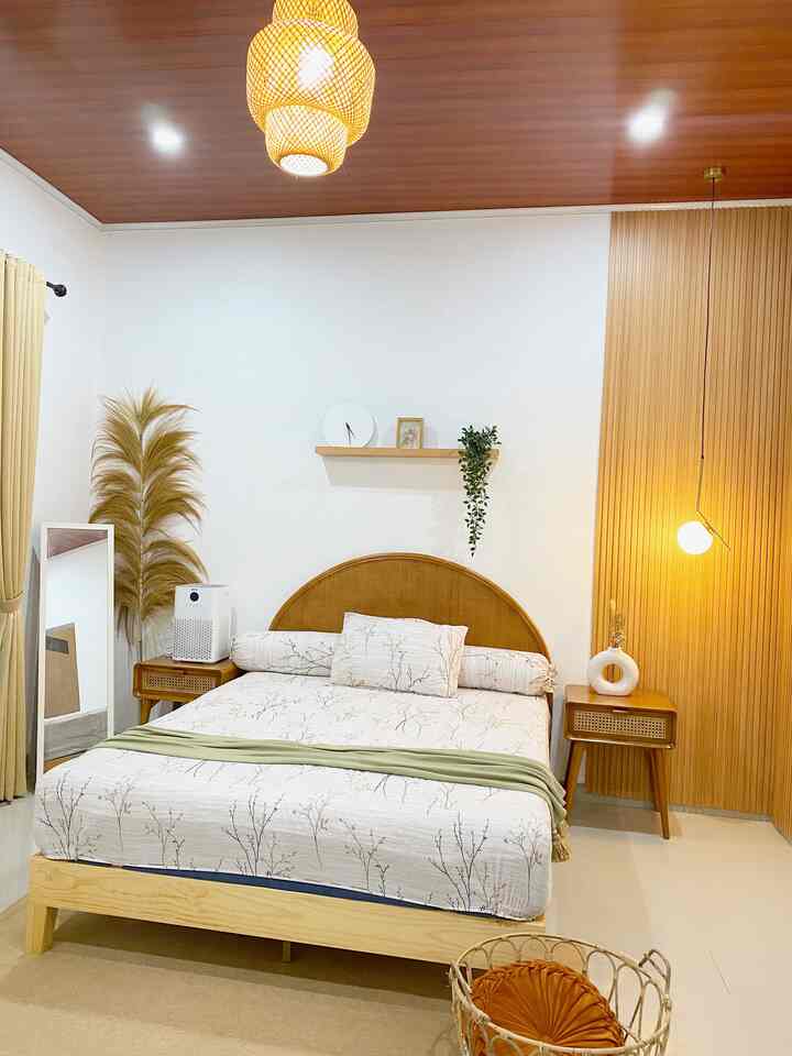 Ruangan favorit gak ada lain kecuali kamar utama.
ruangan ini udah jadi tempat ternyaman karna biasanya sering habisin waktu sehari2 disini. 
Yang paling aku suka diruangan ini adalah dipan ini. Ini adalah dipan pertama yang aku punya dengan model dipan knockdown, tapi super nyaman dan kuat.

#myfavoritroom #myhousestory #myfavoriteitems #kamarutama #pati #inspirasikamar 
