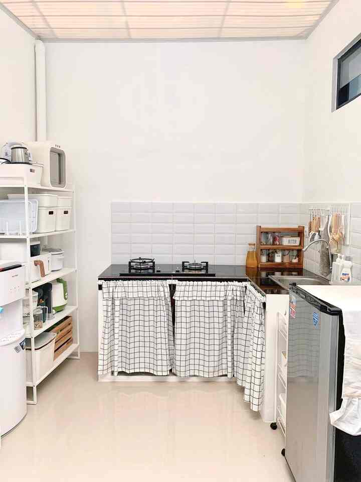 Hai 🤚🏻
Yuk intip dapur asrarumah yang masih apa adanya  ✌🏻

Dapur kami masih semi outdoor dengan atap solarflat 3mm + pvc dengan ukuran dapur sekitar 2,5m x 2,5m.

Tips ala aku agar dapur tetap rapi meskipun belum ada kitchen set diantaranya : 
1. Meminimalisir barang-barang
Hindari pembelian barang karena lucu atau aesthetic saja, cari barang yang memang dibutuhkan tapi tentunya dengan model yang aesthetic.
2. Warna netral
Menggunakan warna netral cenderung cerah membuat dapur lebih luas. Tapi aku pribadi berproses ya kalau belum sanggup untuk mengganti barang dengan warna yang tidak senada ya gpp 🙂
3. Bersihkan setiap selesai dipakai
4. Langsung simpan barang pada tempatnya

Nah 4 point itu yang aku usahain selalu terapkan, kalau dapur rapi mood auto 📈

Semoga dapur asrarumah bisa bertumbuh dan tetap bisa menginspirasi teman-teman ya ✌🏻😬

#kitchenstyling
#kitchendecorideas
#kitchenmakeover

#asrarumah
#dapurminimalis #dapurtanpakitchenset #dapursemioutdoor 