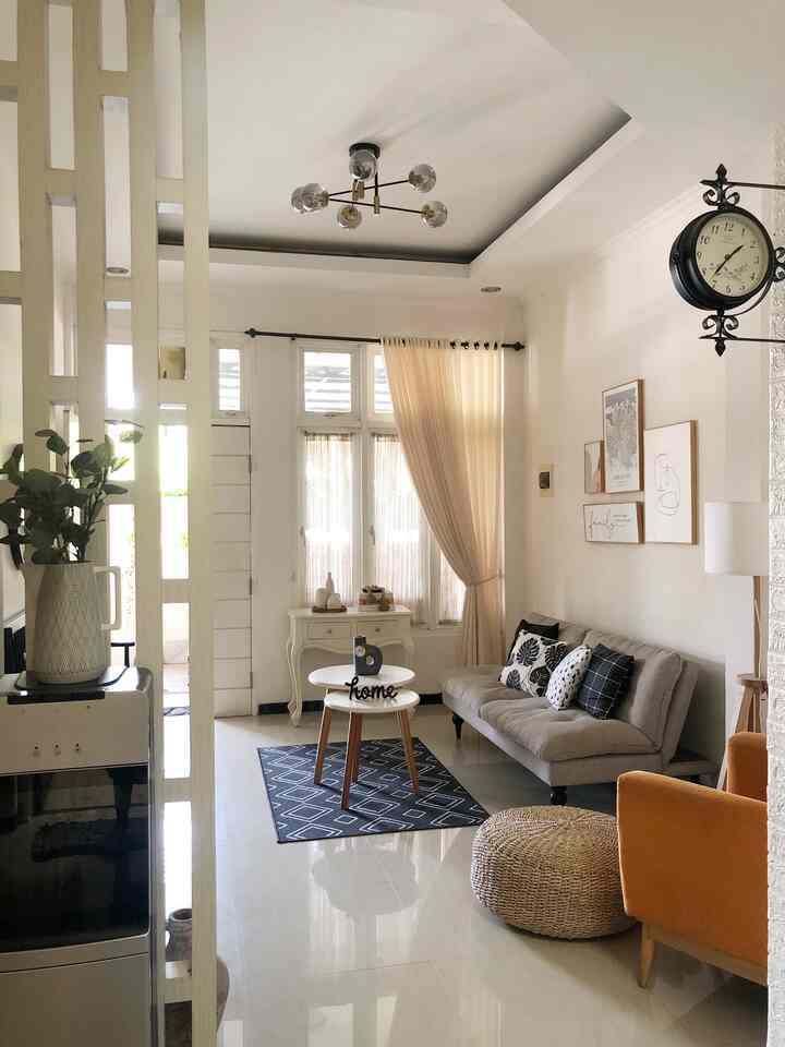 This living room with dimensions of 3.5m x 4.5m is not big but it is not small either
However, there is quite a lot of freedom if you want to make over the living room, even if you just change the position of the sofa or console table, exchange decorative items in another room, for example table vases or carpets and you can also change the sofa cushion covers.

There is also a partition that separates the living room and dining room
This partition, made from 9mm multiplex material, measuring 3m high and 80cm wide with a custom model, can be enough to sweeten the room as well as cover a dining room where the table is often cluttered with glasses and food ☺️

In the stairwell area, 3D exposed brick wallpaper was deliberately installed which gives a classic and homey impression to the room while still carrying the white theme which is dominant in this room, right 👌🏻

#Aesthetic Living Room
#BeautifulLivingRoom
#MakeOverLivingRoom
#hauz191
#Semarang
#sofabedprodesign
#dual floor house
#scandinavianstyle #rumahmungil #sofabed #mejaruangtamu #mejabulatsusun #vasestetik