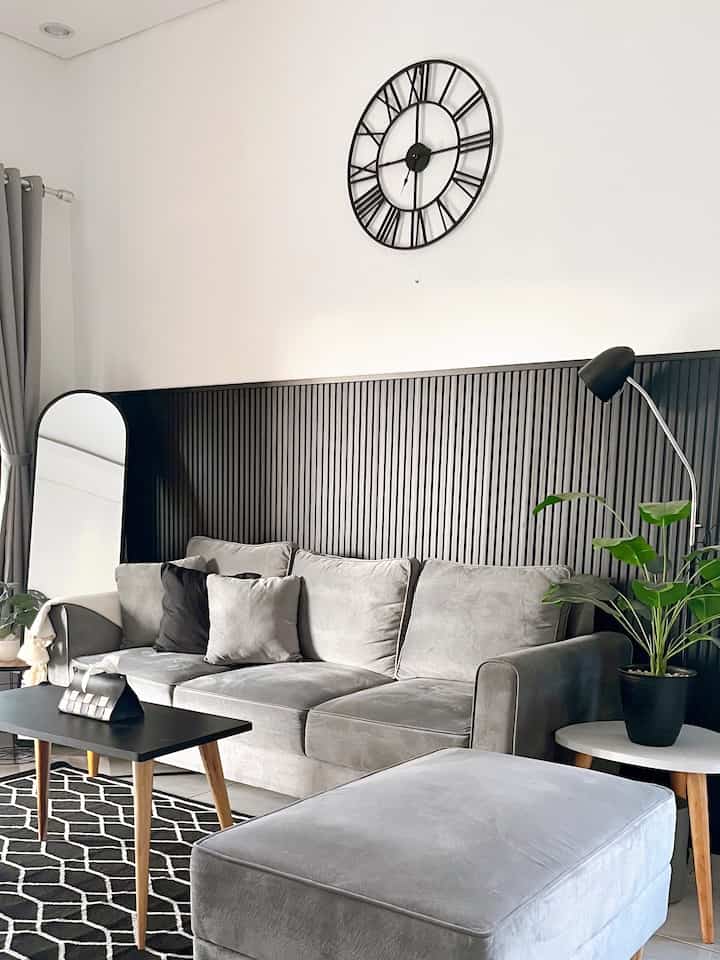 Memasang wood panel WPC adalah salah satu wishlist aku. Selain pemasangan yang mudah, bisa membuat vibes ruangan langsung berubah menjadi lebih elegan. Aku pasang sendiri tanpa bantuan tukang. Budget yang d keluarkan sekitar 2 jutaan. 

Untuk lebar dinding 3,7m ini membutuhkan sekitar 25pcs wood panel. Jangan lupa order L barnya juga ya supaya terlihat lebih rapih. Pemasangannya cukup menggunakan lem sailent dan double tape foam. Gimana tertarik juga untuk memasang WPC wood panel ? 

#bumigerrd #ruangtamu #monochrome #minimalist #dekorasiruangtamu #dekorasisederhana