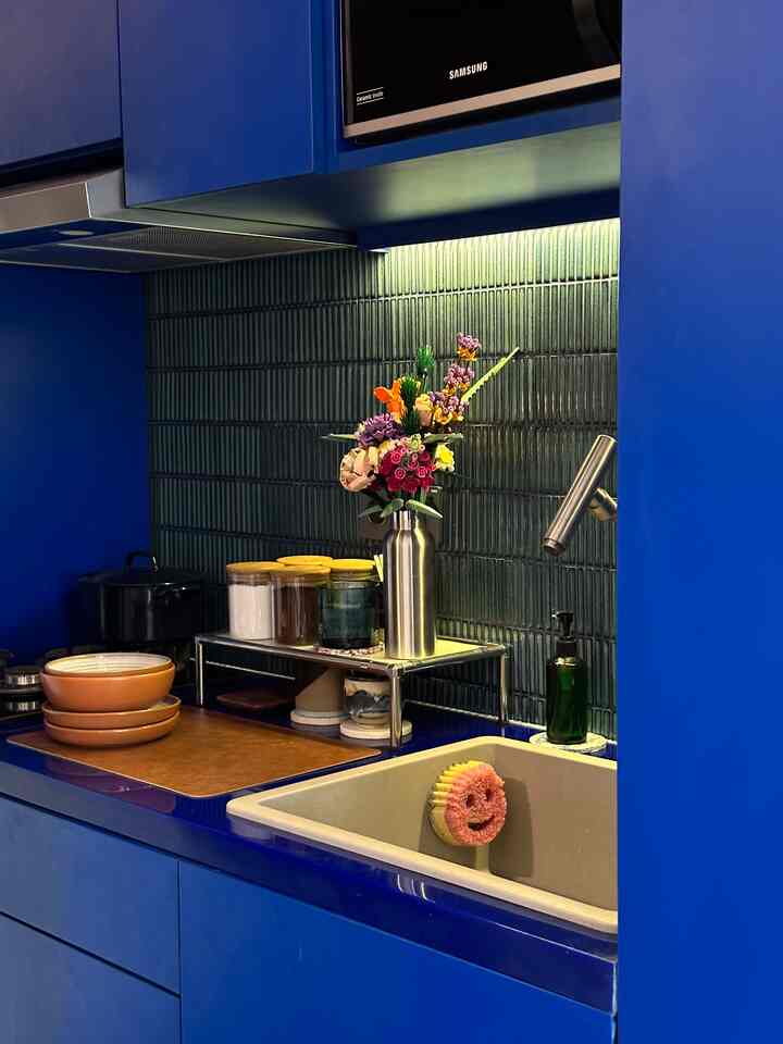 Cara hemat ga bosen dengan dapur adalah sering geser-geser printilan, karena rasanya akan baru terus! Ga perlu heboh, kadang numpuk mangkok aja bisa jadi decor 👀 #LowBudgetKitchen #LowBudgetKitchenMakeOver #LowBudgetKitchenInspiration #studioapartment 