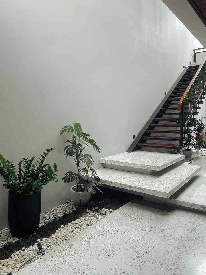 ✨玄関廊下✨

私に言わせれば、私の家の中で最も美しいのはこの廊下エリアです😊。私たちはこのような半屋外のコンセプトがとても好きです。屋外にアクセスできるように、床も涼しいキャストテラゾーフローリングを使用しています。そして、庭もあるので、より涼しくて爽やかに見えます✨✨ 玄関を開けると、階段部分が一番最初に目に入るので、私の家のかなりのボーカルポイントです。
 #tropicalmodern #japandi #stairs #hallway #entrance #tamanestetik #aestheticroom #aesthetichomedecor #homestyling #cikarang #rumahidaman #industrial
