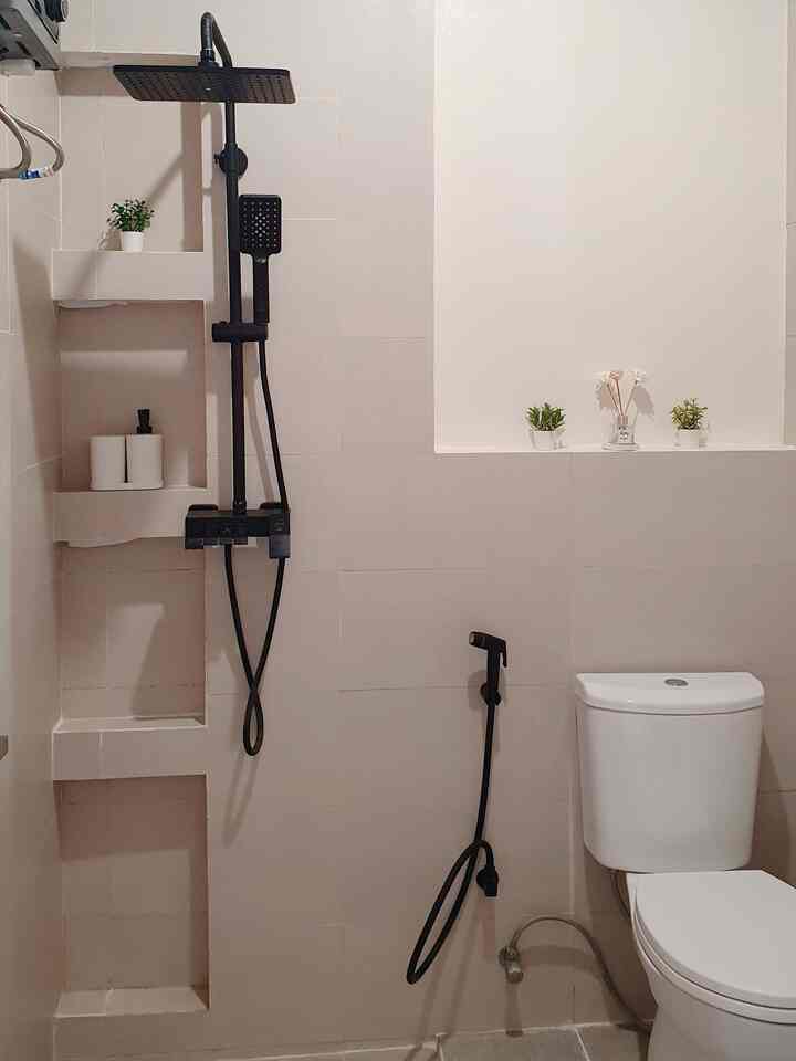 Ide kamar mandi mungil agar terlihat tampak lebih luas yaitu dengan memilih warna yg terang untuk dinding dan warna yg gelap untuk aksesorisnya agar lebih hidup. Buat shower niche juga untuk menyimpan perlengkapan alat mandi supaya lebih rapi. #bathroomideas #minimalistbathroom #idekamarmandi #kamarmandimungil #homedecor #homeinspiration