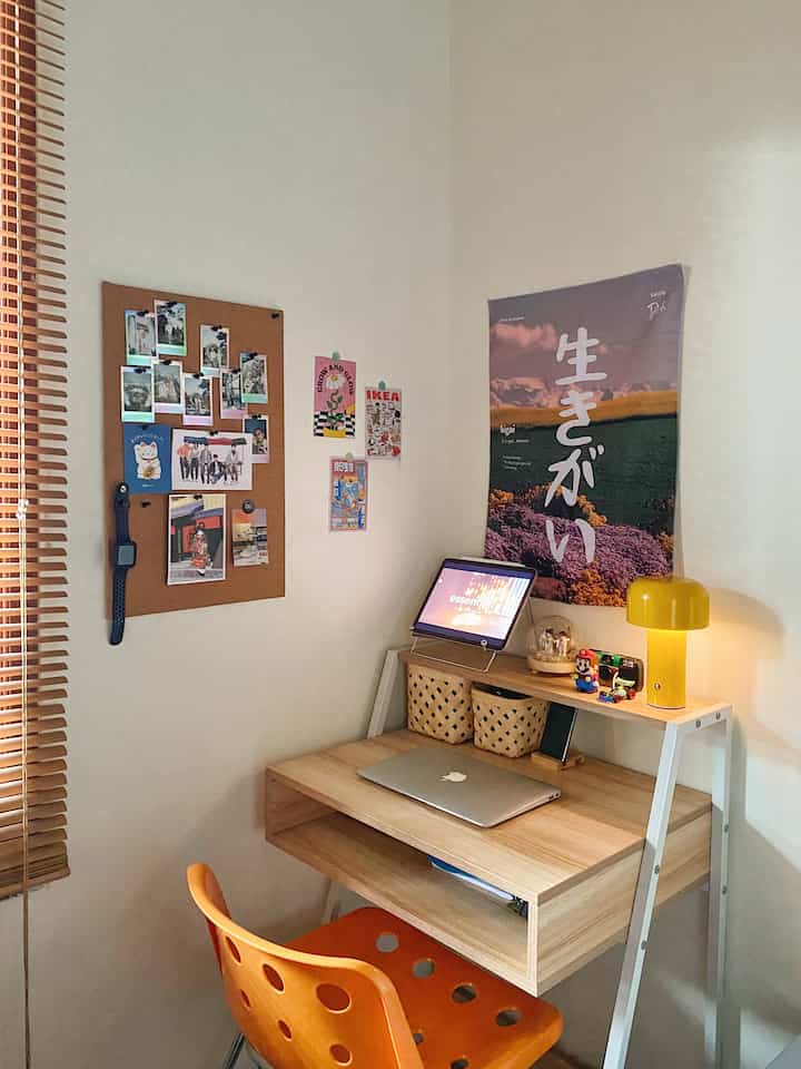 Ini space meja kerja di kamar berukuran kecil, awalnya bingung mau pilih ukuran meja-kursi seberapa karena keterbatasan ruang gerak.

Pas ke Jepang awal tahun lalu, dapat tips homedecor dari warga Jepang langsung kalau masyarakat Jepang tuh selalu memanfaatkan sekecil apa pun space di rumah mereka agar enggak kosong

Alasannya biar energi positif tuh selalu penuh di ruang tersebut. Menarik!

Tapi ya bagi aku sih biar kamar tuh nyambung buat ruang kerja juga, apalagi pas kemarin-kemarin sering WFH. Bangun tidur langsung buka laptop di meja kerja samping kasur 😅🫣🤭

#rumahtanpaarsitek #selfinterior #DIY #depok 
