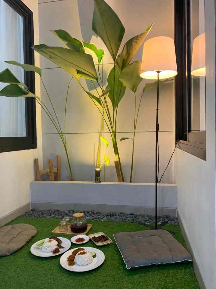 Rasanya nano nano ya kalau anak lagi kurang baik kondisinya..

Harusnya bisa ini makan diluar ya kan, tp karena tidak memungkinkan yasudah buka lapak lesehan di dalam rumah saja 😋


#homestagram #rumah #rumahku #makeoverrumah #taman #malam #makananrumahan #ruangsantai #desaininterior 