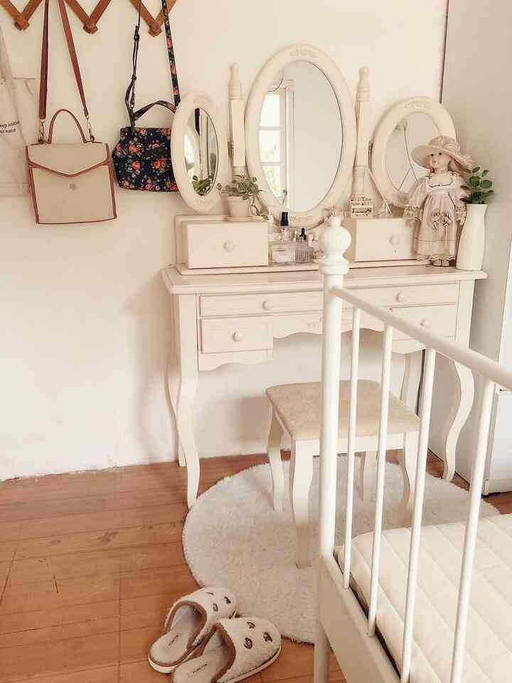 Mempunyai kamar yang tidak terlalu besar warna sangat penting,dominan putih dan natural bisa membuat ruangan lebih terlihat clean dan luas 🍃



#kamartidur #mejarias #dekorkamar #zune_daily