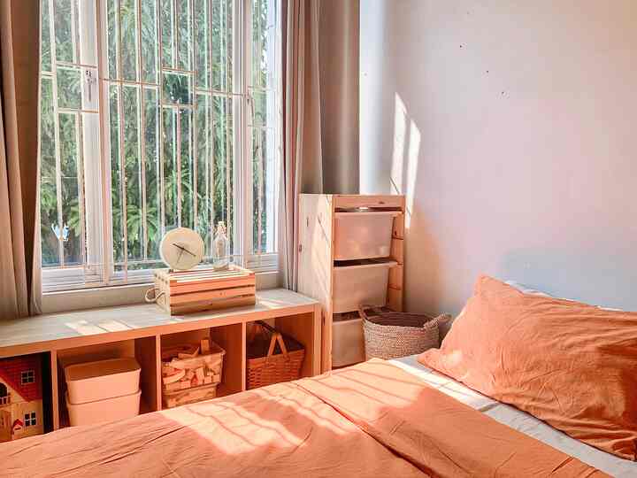 our first bedroom..

Ini adalah kamar tidur pertama kali yang saya design dengan minim budget. Bed dengan ukuran 160x200 cm cocok untuk tidur bertiga bersama anak saya. Saya taruh storage dengan sentuhan wood membuat kamar ini terasa lebih warm. 

#cozybedroom #dekorasikamartidur #inspirasikamartidur #kamartidurestetik #kamartidurlowbudget 