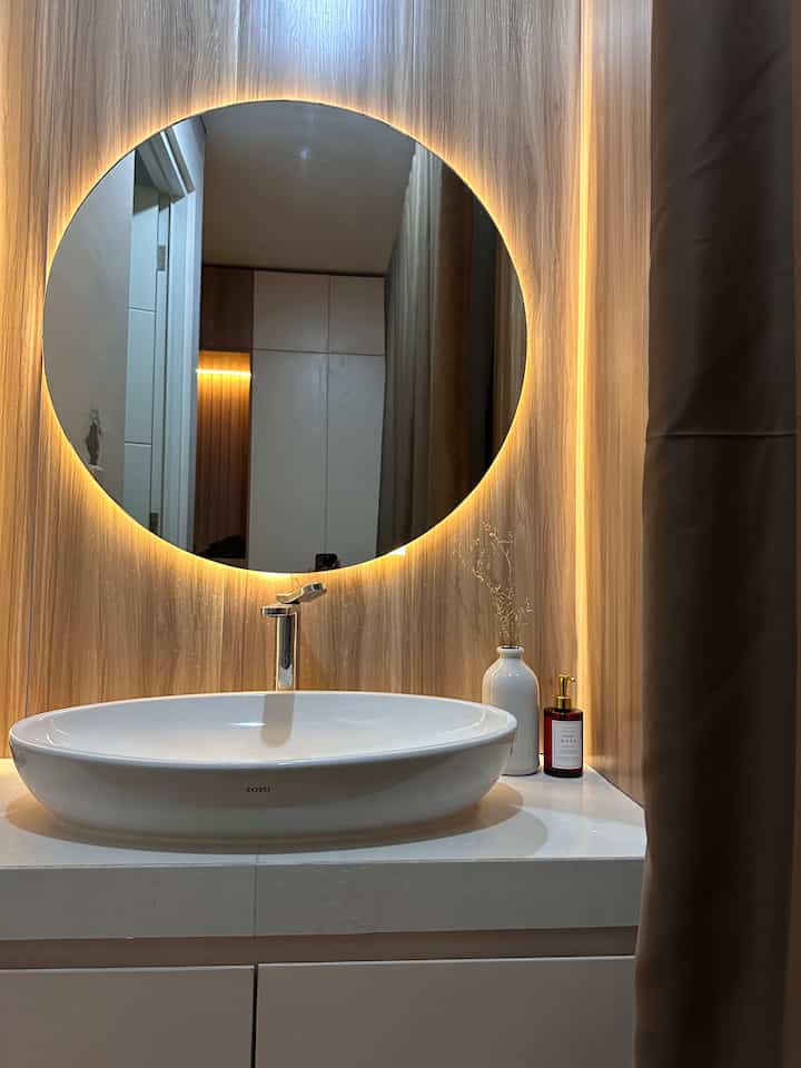 Sink in the main bathroom. We decorated it with shunda wallboard. To make it look modern, we added glass accompanied by an LED strip.

#bathroom #wastafel #modernminimalist #mirror #rumahdeveloper #semarang #diy