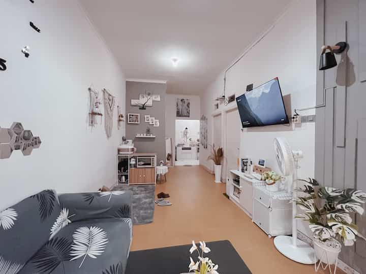 Ngerubah suasana rumah hanya dengan geser perabotan sana sini ☺️ 

#rumahmungil #tinyhouse #nevertoosmall #minimalist  #rumahdeveloper  #Tangerang #rumahmungil #ceritarumah_yr #dekorasilowbudged 